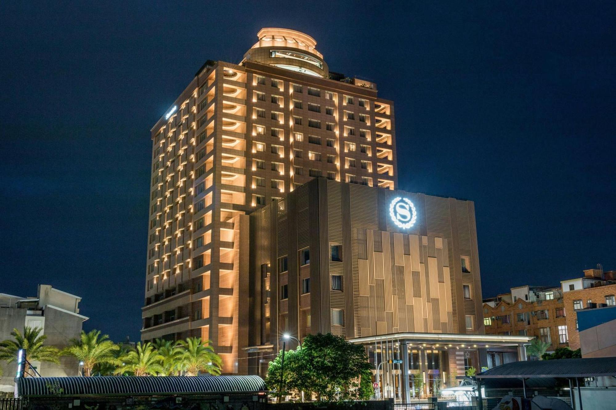 Sheraton Taitung Hotel Exterior foto The hotel at night